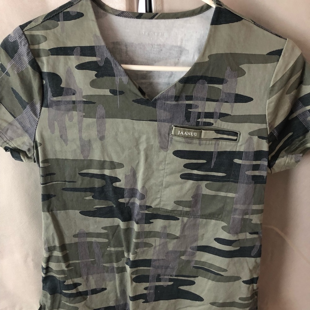 XS Jaanuu camo scrub top